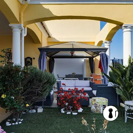 Luxury With Swimming Pool Сasa de vacaciones